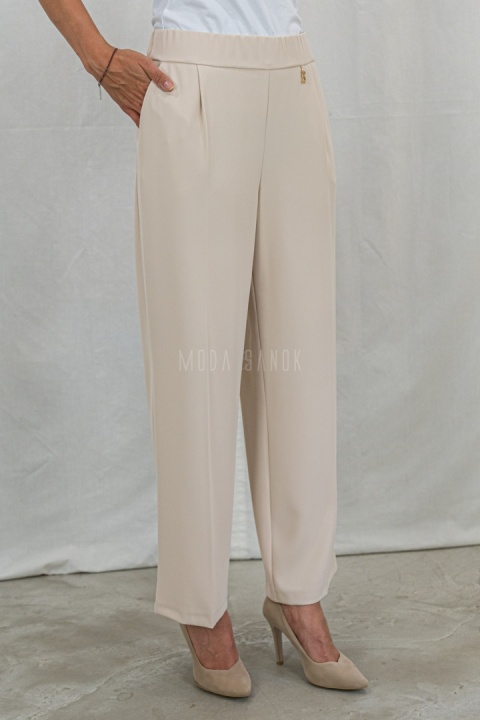 Eleganckie jasno beżowe spodnie damskie BARTON proste lejące w kant z gumą w pasie - MODA SANOK
