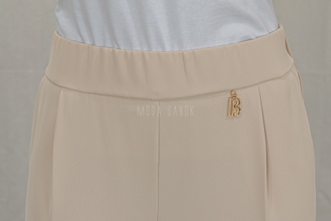 Eleganckie jasno beżowe spodnie damskie BARTON proste lejące w kant z gumą w pasie - MODA SANOK