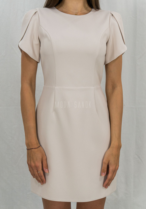 Jasno beżowa sukienka z wycięciem i kokardką na plecach, ozdobny rękaw, mini, okrągły dekolt KATNISS - MODA SANOK