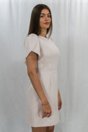 Jasno beżowa sukienka z wycięciem i kokardką na plecach, ozdobny rękaw, mini, okrągły dekolt KATNISS - MODA SANOK
