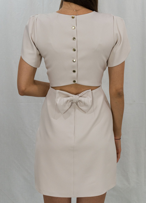 Jasno beżowa sukienka z wycięciem i kokardką na plecach, ozdobny rękaw, mini, okrągły dekolt KATNISS - MODA SANOK