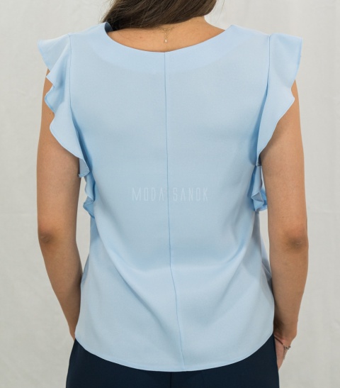 Jednokolorowa elegancka bluzka damska w kolorze błękitu z motylkowym rękawem i dekoltem w serek PUR-PURA - MODA SANOK
