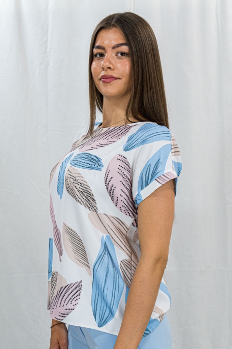 Kremowa elegancka bluzka damska we wzory z krótkim rękawem i wycięciem na plecach ARIGO - MODA SANOK