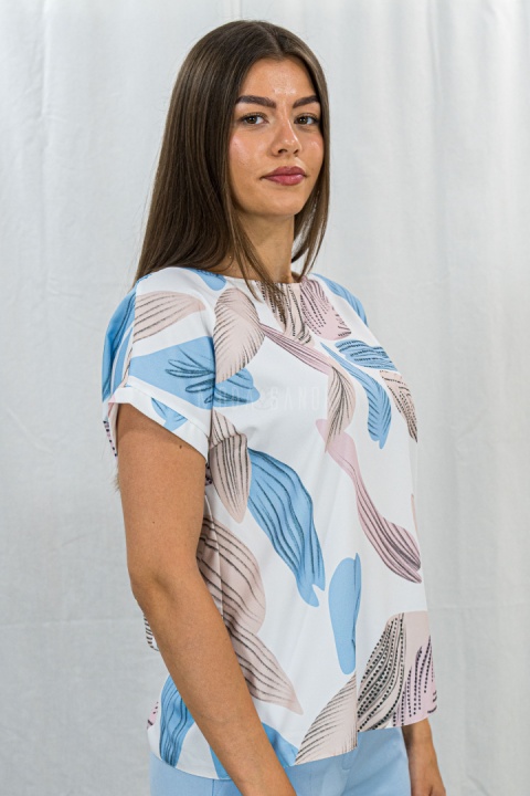 Kremowa elegancka bluzka damska we wzory z krótkim rękawem i wycięciem na plecach ARIGO - MODA SANOK