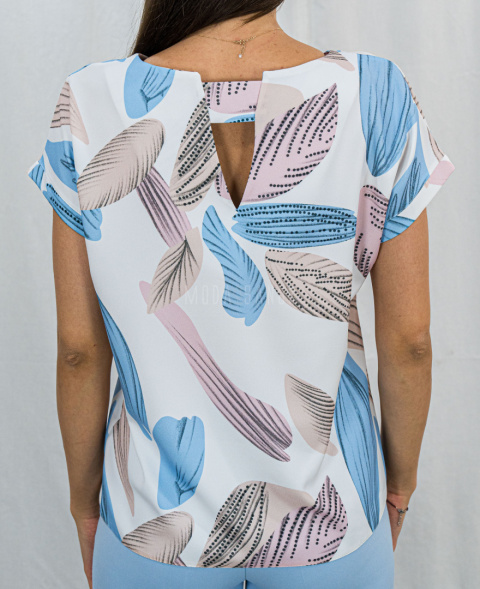 Kremowa elegancka bluzka damska we wzory z krótkim rękawem i wycięciem na plecach ARIGO - MODA SANOK