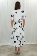 Wizytowa sukienka koktajlowa midi biała w granatowe koła MADAME - MODA SANOK