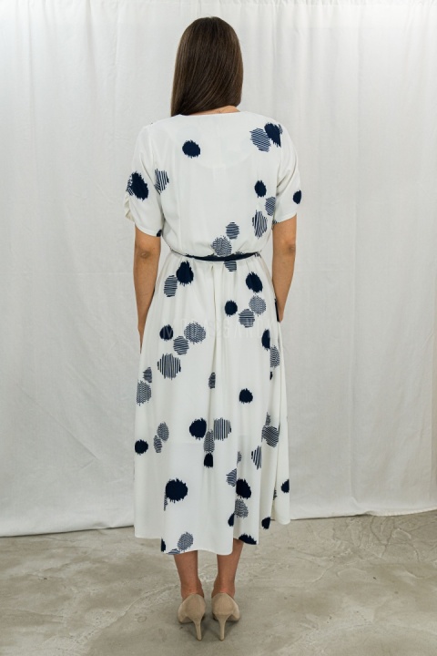 Wizytowa sukienka koktajlowa midi biała w granatowe koła MADAME - MODA SANOK