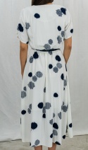 Wizytowa sukienka koktajlowa midi biała w granatowe koła MADAME - MODA SANOK