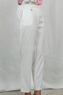 Eleganckie klasyczne zwężane spodnie damskie MTM w kolorze białym z gumką w pasie - MODA SANOK