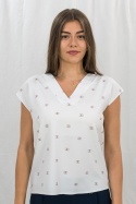 Biała bluzka  damska z krótkim rękawem, beżowym wzorem i dekoltem w serek PURPURA - MODA SANOK