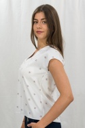Biała bluzka  damska z krótkim rękawem, beżowym wzorem i dekoltem w serek PURPURA - MODA SANOK