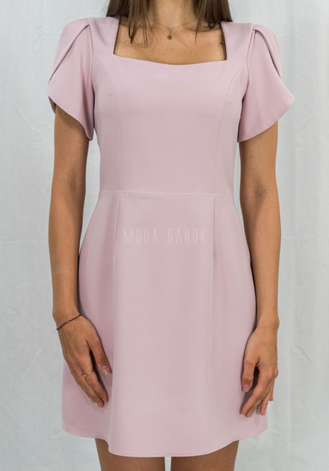 Pudrowo różowa sukienka z ozdobnym rękawem, dekolt karo, mini delikatnie rozkloszowana KATNISS - MODA SANOK