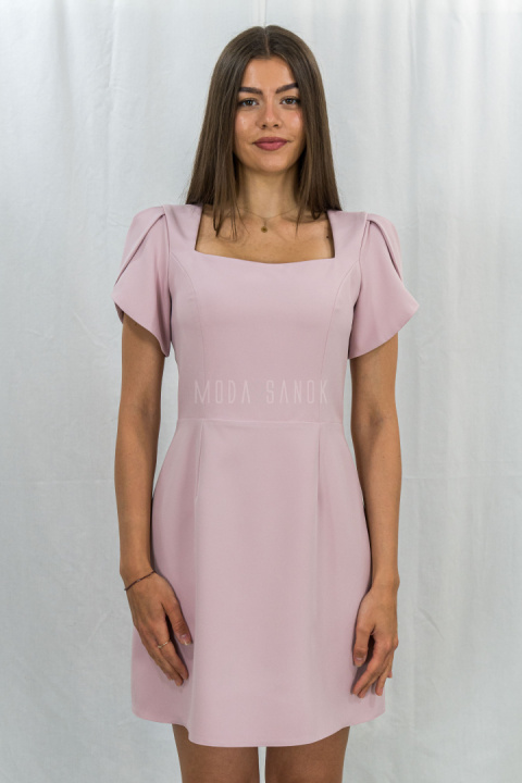Pudrowo różowa sukienka z ozdobnym rękawem, dekolt karo, mini delikatnie rozkloszowana KATNISS - MODA SANOK