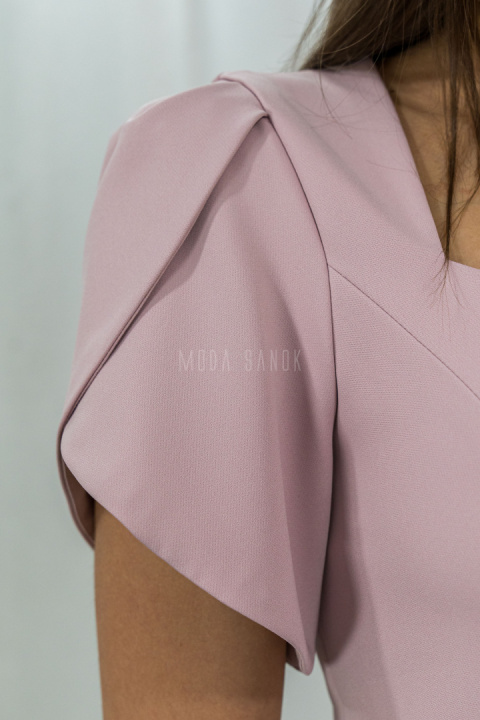 Pudrowo różowa sukienka z ozdobnym rękawem, dekolt karo, mini delikatnie rozkloszowana KATNISS - MODA SANOK