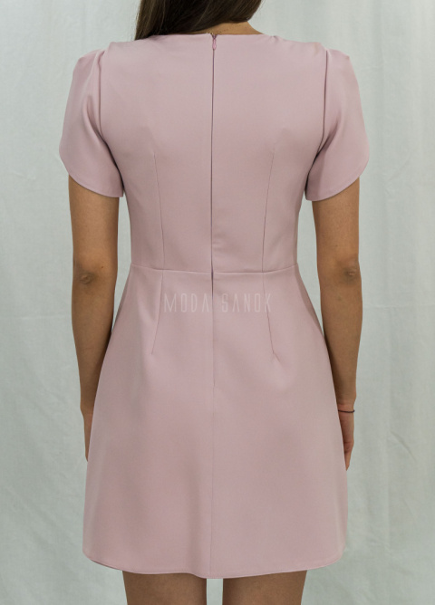 Pudrowo różowa sukienka z ozdobnym rękawem, dekolt karo, mini delikatnie rozkloszowana KATNISS - MODA SANOK