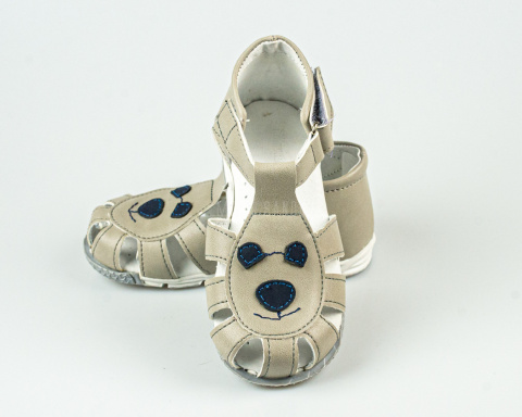 Sandałki chłopięce w kolorze jasno szarym zabudowany przód KORNECKI - MODA SANOK