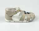Sandałki chłopięce w kolorze jasno szarym zabudowany przód KORNECKI - MODA SANOK