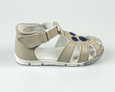 Sandałki chłopięce w kolorze jasno szarym zabudowany przód KORNECKI - MODA SANOK