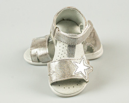 Sandałki dziewczęce srebrne z gwiazdką zapinane na rzep KORNECKI - MODA SANOK