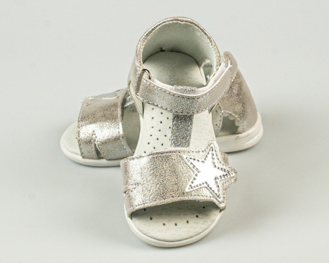 Sandałki dziewczęce srebrne z gwiazdką zapinane na rzep KORNECKI - MODA SANOK