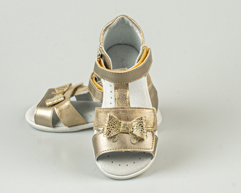 Sandałki dziewczęce złote z ozdobną kokardką zapinane na rzep KORNECKI - MODA SANOK
