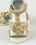 Sandałki dziewczęce złote z ozdobną kokardką zapinane na rzep KORNECKI - MODA SANOK