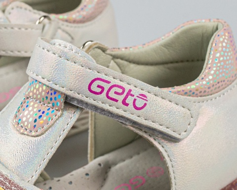 Sandały dla dziewczynki zabudowane srebrno-różowe z kokardką GETO - MODA SANOK