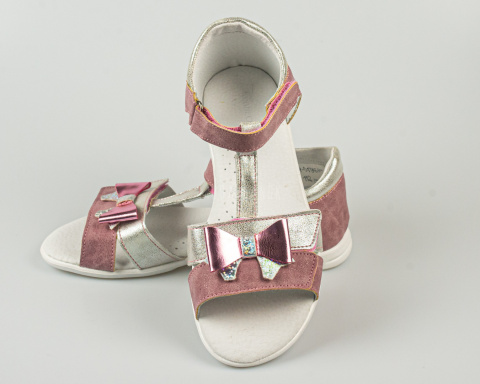 Sandały dziewczęce pudrowy róż ozdobione kokardką zapinane na rzep KORNECKI-MODA SANOK