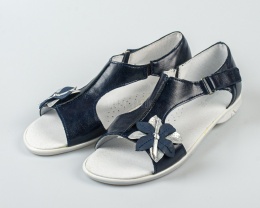 Sandały dziewczęce granatowe z ozdobnym kwiatkiem KORNECKI - MODA SANOK