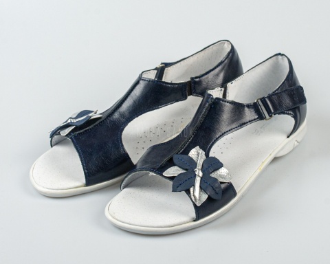 Sandały dziewczęce granatowe z ozdobnym kwiatkiem KORNECKI - MODA SANOK