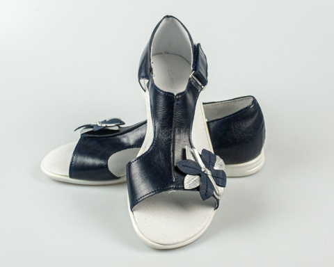 Sandały dziewczęce granatowe z ozdobnym kwiatkiem KORNECKI - MODA SANOK