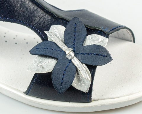 Sandały dziewczęce granatowe z ozdobnym kwiatkiem KORNECKI - MODA SANOK