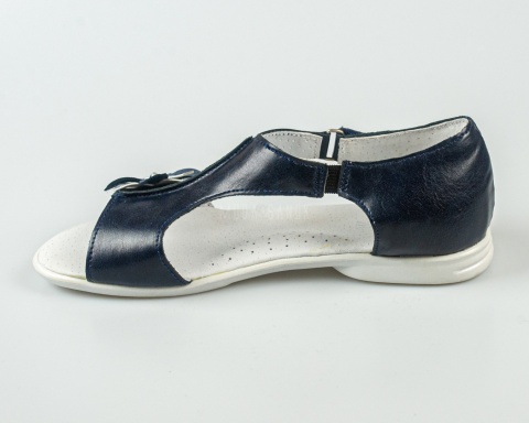 Sandały dziewczęce granatowe z ozdobnym kwiatkiem KORNECKI - MODA SANOK