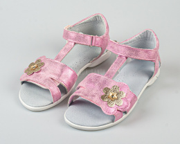 Sandały dziewczęce jasny róż ozdobione kwiatkiem zapinane na rzep KORNECKI-MODA SANOK