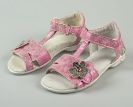 Sandały dziewczęce jasny róż ozdobione srebrnym kwiatuszkiem z boku KORNECKI - MODA SANOK