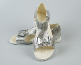 Sandały dziewczęce srebrne z kokardką zapinane na rzep KORNECKI-MODA SANOK