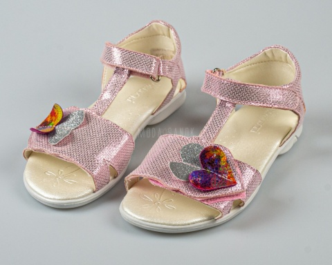 Sandały dziewczęce z serduszkami z boku różowe błyszczące KORNECKI - MODA SANOK
