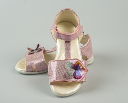 Sandały dziewczęce z serduszkami z boku różowe błyszczące KORNECKI - MODA SANOK