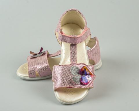Sandały dziewczęce z serduszkami z boku różowe błyszczące KORNECKI - MODA SANOK