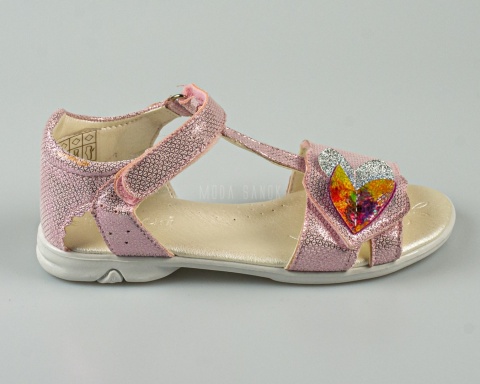 Sandały dziewczęce z serduszkami z boku różowe błyszczące KORNECKI - MODA SANOK