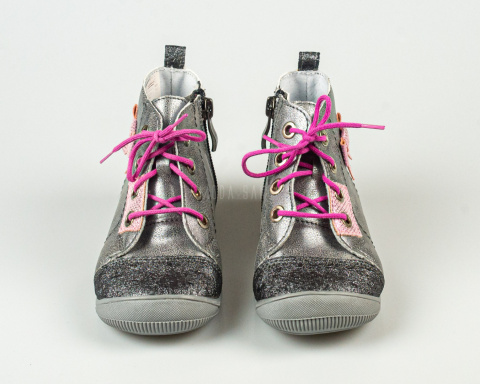 Trzewiki dziewczęce grafitowe sznurowane z różową kokardką z boku KORNECKI-MODA SANOK