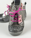 Trzewiki dziewczęce grafitowe sznurowane z różową kokardką z boku KORNECKI-MODA SANOK