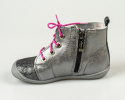 Trzewiki dziewczęce grafitowe sznurowane z różową kokardką z boku KORNECKI-MODA SANOK
