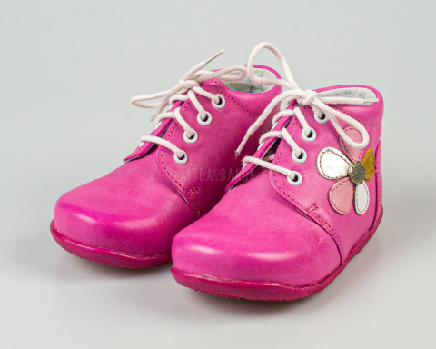 Trzewiki skórzane dla dziewczynki nieocieplane różowe z kwiatkiem na wiązanie KORNECKI - MODA SANOK
