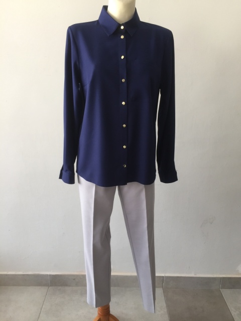 Damska jednokolorowa, elegancka koszula z długim rękawem w kolorze granatowym  zapinana na złote guziczki PUR PURA - MODA SANOK