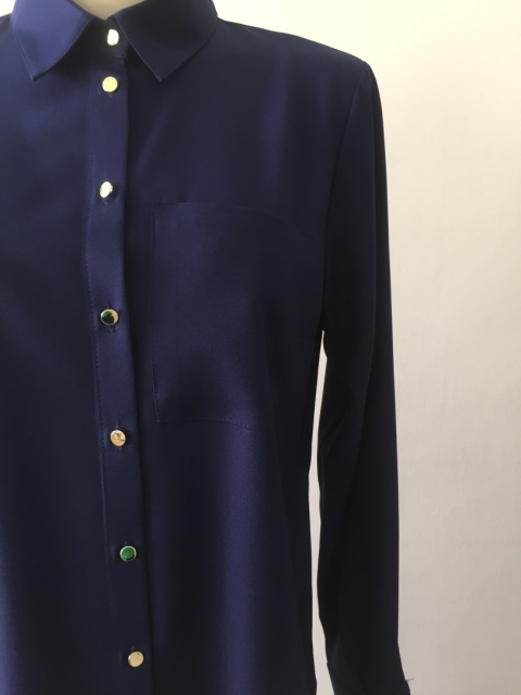 Damska jednokolorowa, elegancka koszula z długim rękawem w kolorze granatowym  zapinana na złote guziczki PUR PURA - MODA SANOK