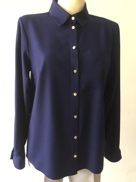 Damska jednokolorowa, elegancka koszula z długim rękawem w kolorze granatowym  zapinana na złote guziczki PUR PURA - MODA SANOK