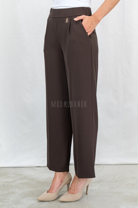 Eleganckie brązowe spodnie damskie BARTON proste lejące w kant z gumą w pasie - MODA SANOK