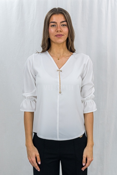 Koszula w kolorze białym z rekawem 3/4 ze zdobieniem na dekoldzie -Moda Sanok
