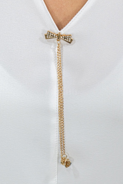 Koszula w kolorze białym z rekawem 3/4 ze zdobieniem na dekoldzie -Moda Sanok